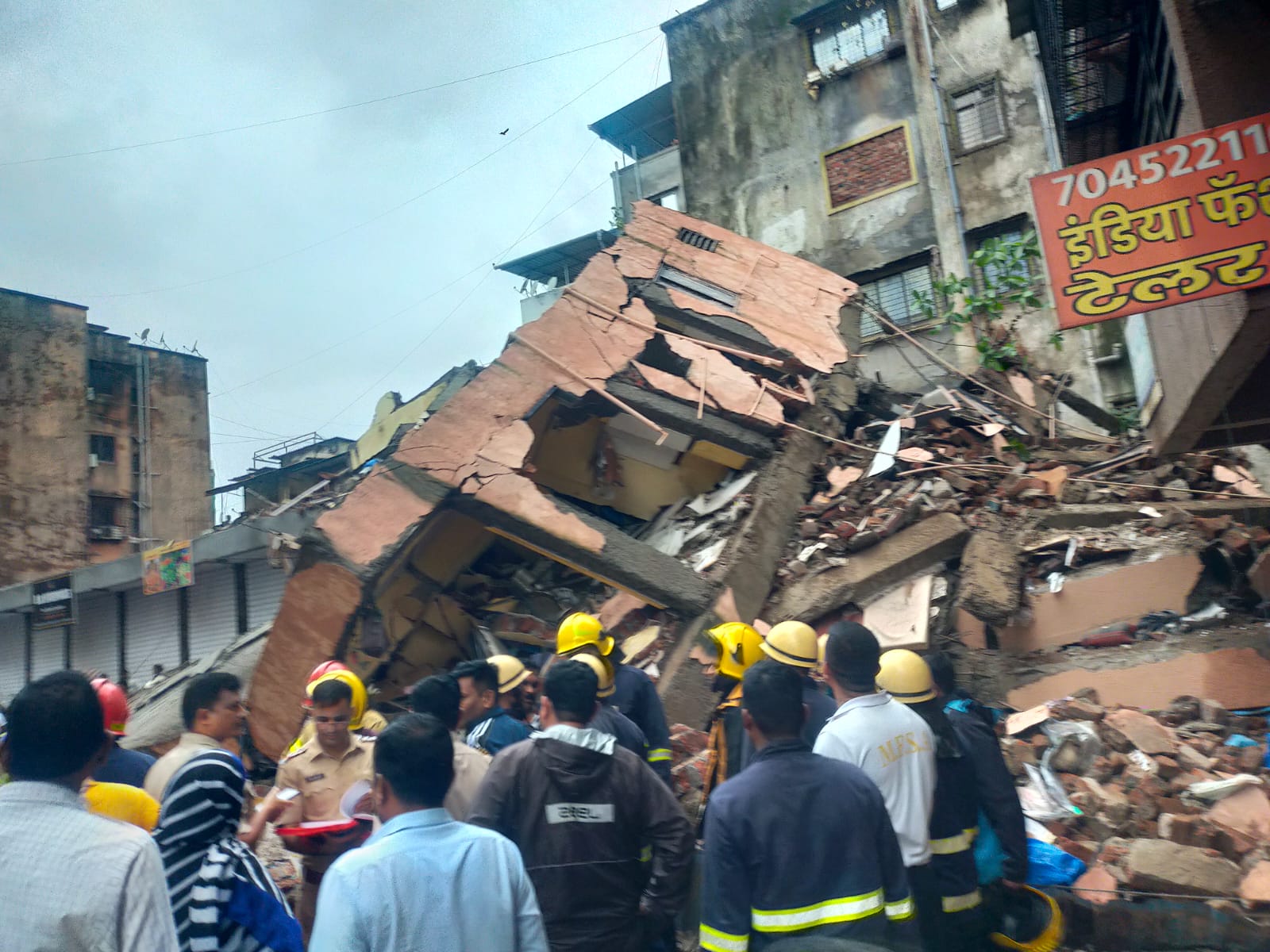 नवी मुंबई में तीन मंजिला इमारत गिरने से फंसे 2 लोगों को बचाया गया